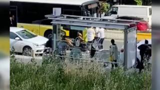 Şoförüyle tartıştığı İETT otobüsünün camına kaskla vurdu