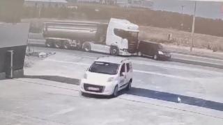 Tırın şerit değiştiren otomobile çarpıp devrildiği kaza kamerada