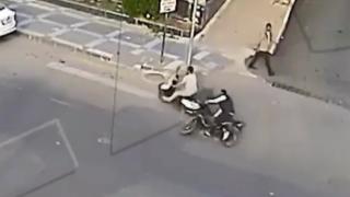 Yan yana ilerleyen motosikletler aynı anda devrildi