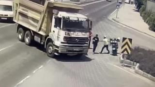 Kamyonunu fark etmeyen genci polis kurtardı