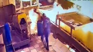 Tekstil atölyesinde makine alev aldı: O anlar kamerada