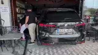 Kontrolden çıkan cip pastaneye daldı