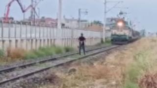 Adana'da bir kişi trenin önünü kesti: Tren güçlükle durabildi