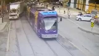 Zeytinburnu'nda tramvayla kamyon çarpıştı