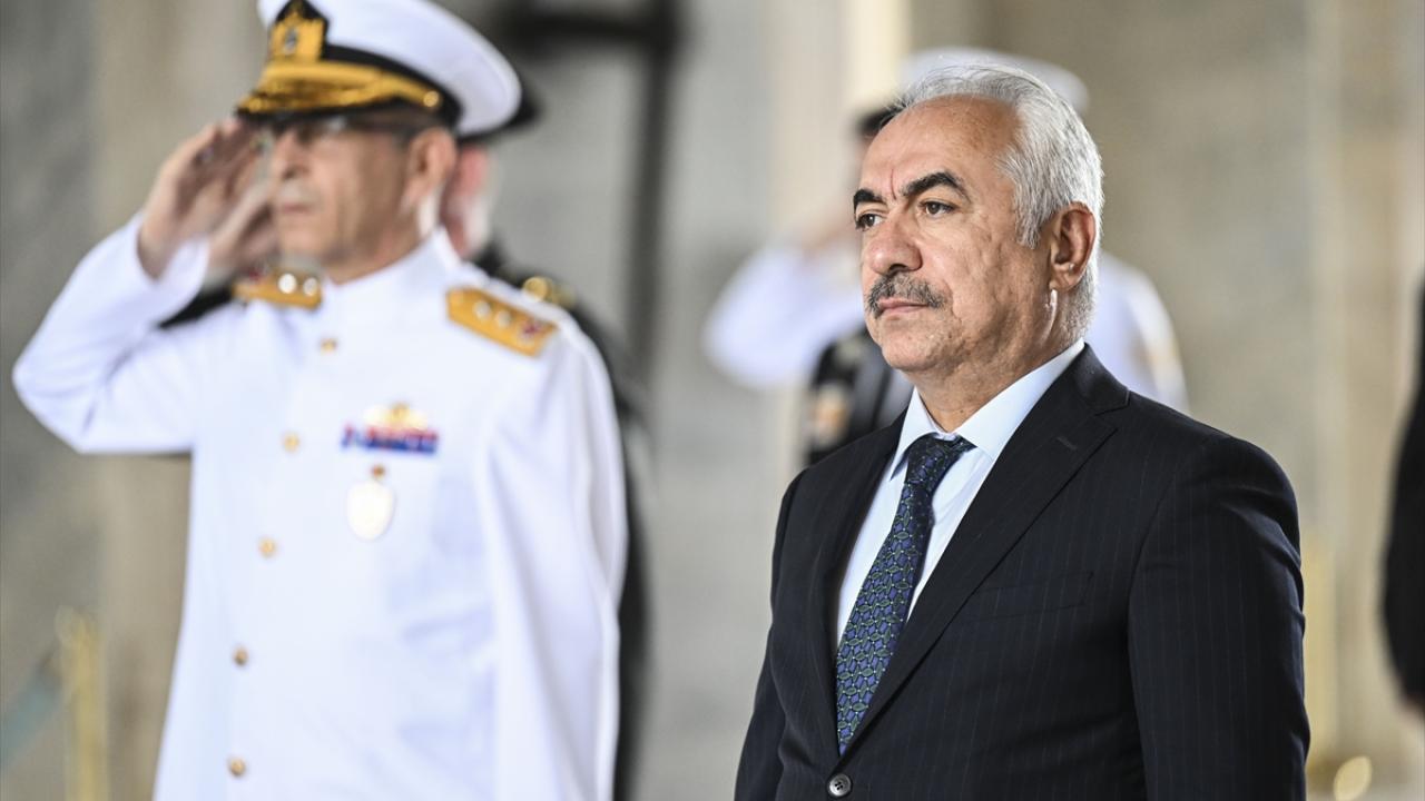 Hatıra fotoğrafı çekilmesi sonrası Misak-ı Milli Kulesi`ne geçen Ersoy, Anıtkabir Özel Defteri`ne şunları yazdı: