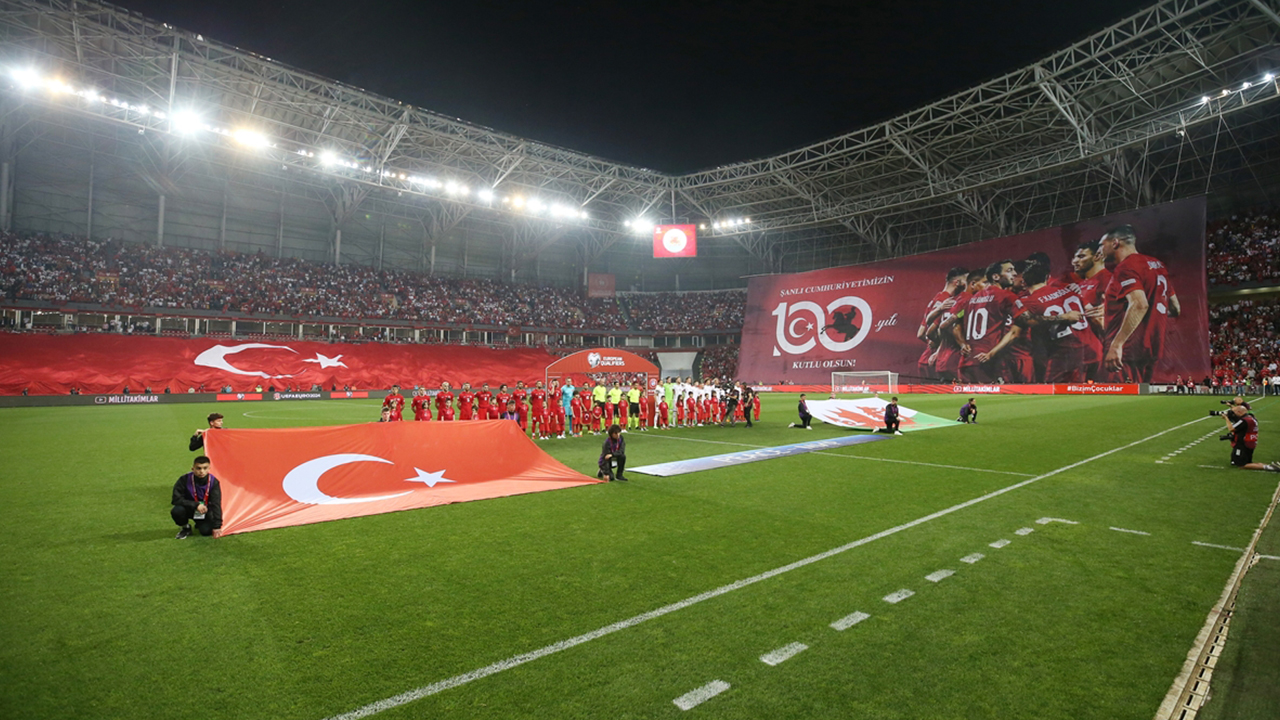 Türkiye Galler'i iki golle geçti