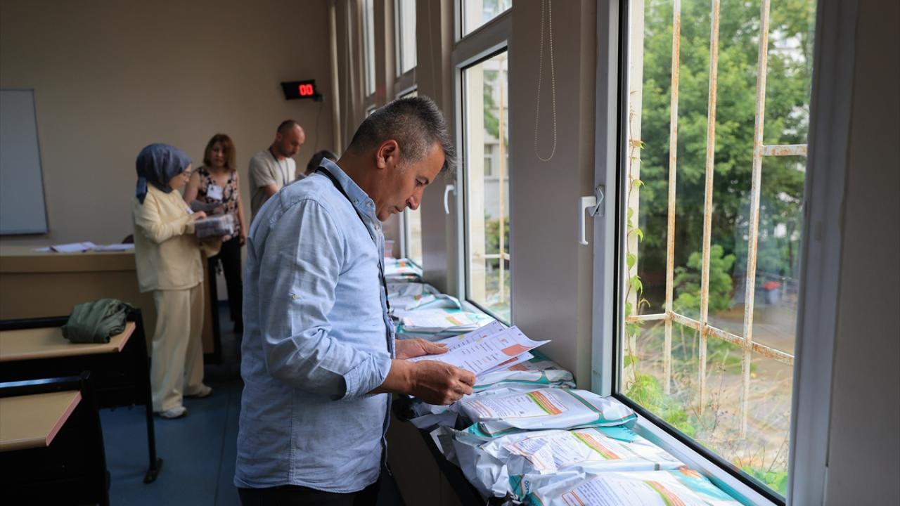 Karekodlu kutulardan sıralara soru kitapçıkları özenle korundu