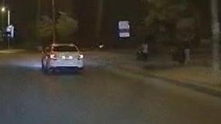 Bebek arabasıyla yürüyen kadına torpil attılar