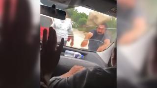 Çocuğunu teslim alan anne saldırıya uğradı