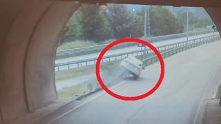 Bariyerlere çıkıp iki teker üstünde metrelerce ilerleyen araç kamerada