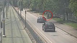 Kontrolden çıkan arabanın altında kalmaktan son anda kurtuldu