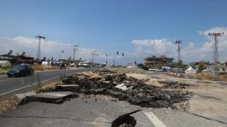 Hatay'da 4 metrelik kırılmanın yaşandığı yolda yenileme çalışmaları başladı
