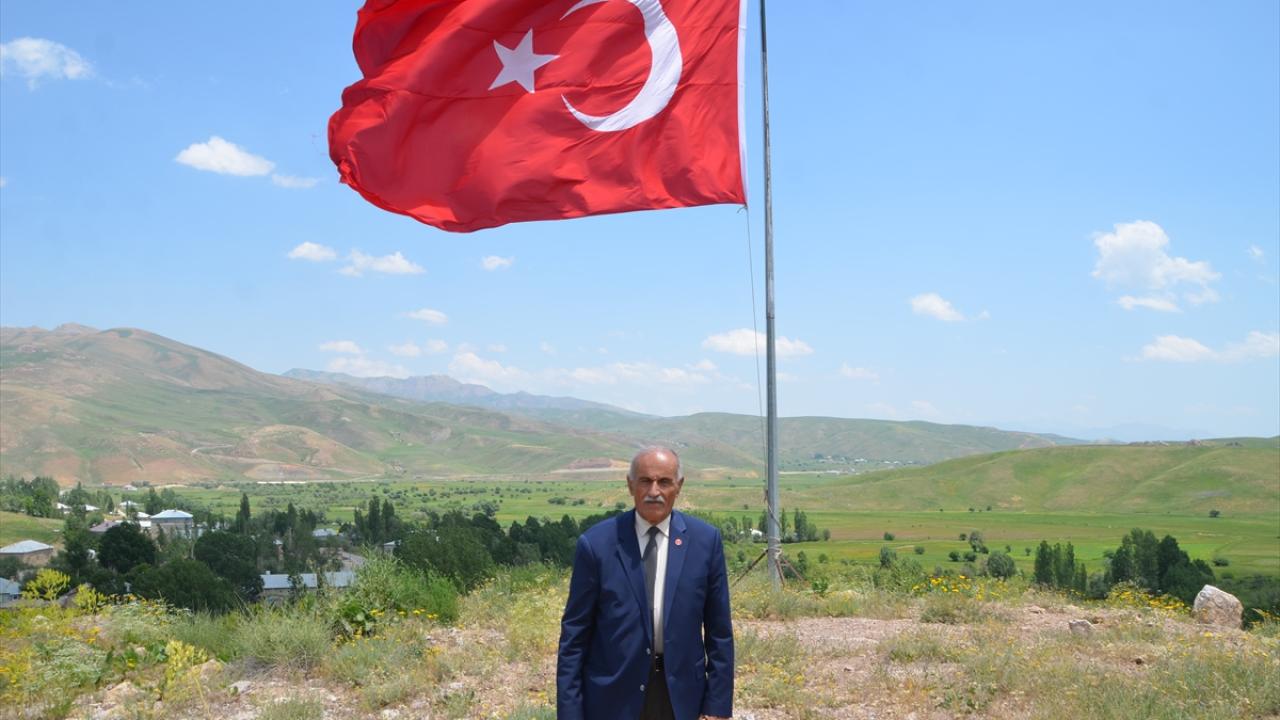 Tehditlere rağmen 39 yıldır Türk bayrağını dalgalandırıyor