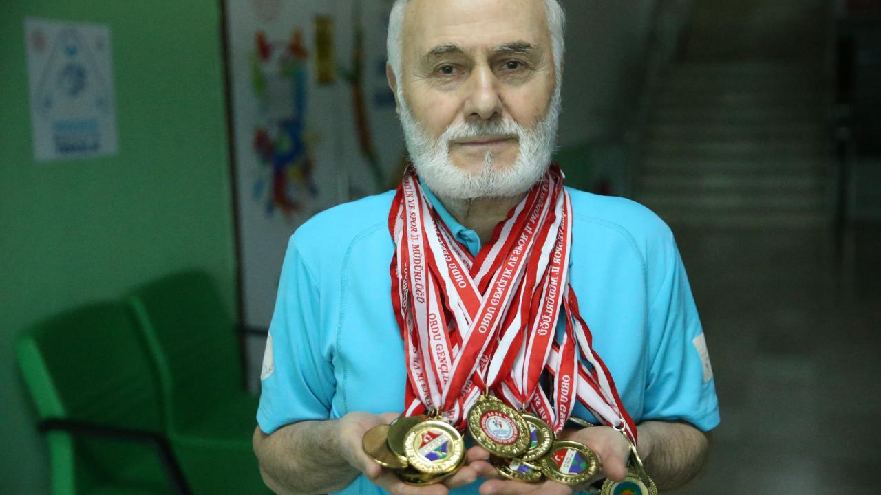 Ordulu 77 yaşındaki Yalçın Ünal, masa tenisinden vazgeçmiyor