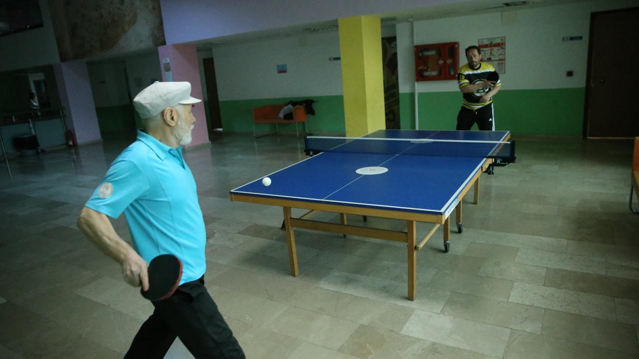 Ordulu 77 yaşındaki Yalçın Ünal, masa tenisinden vazgeçmiyor