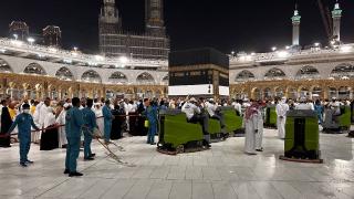 Kabe’deki görevliler her gün binlerce Müslüman’a çeşitli hizmetler sunuyor