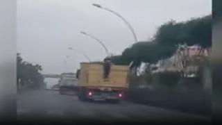 Kamyonun kasasındaki tehlikeli yolculuk kamerada