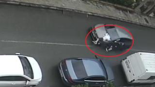 Köpekten kaçan iki çocuğa araba çarptı: O anlar kamerada