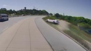 Kontrolden çıkan otomobil şarampole savrularak takla attı