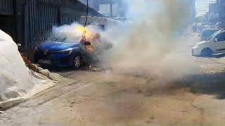 Aracını kurtarmak isterken üstüne yanan elektrik kabloları düştü