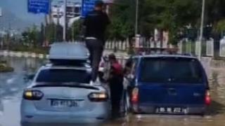 Amasya'da sağanak sele döndü: Mahsur kalan aileyi ekipler kurtardı