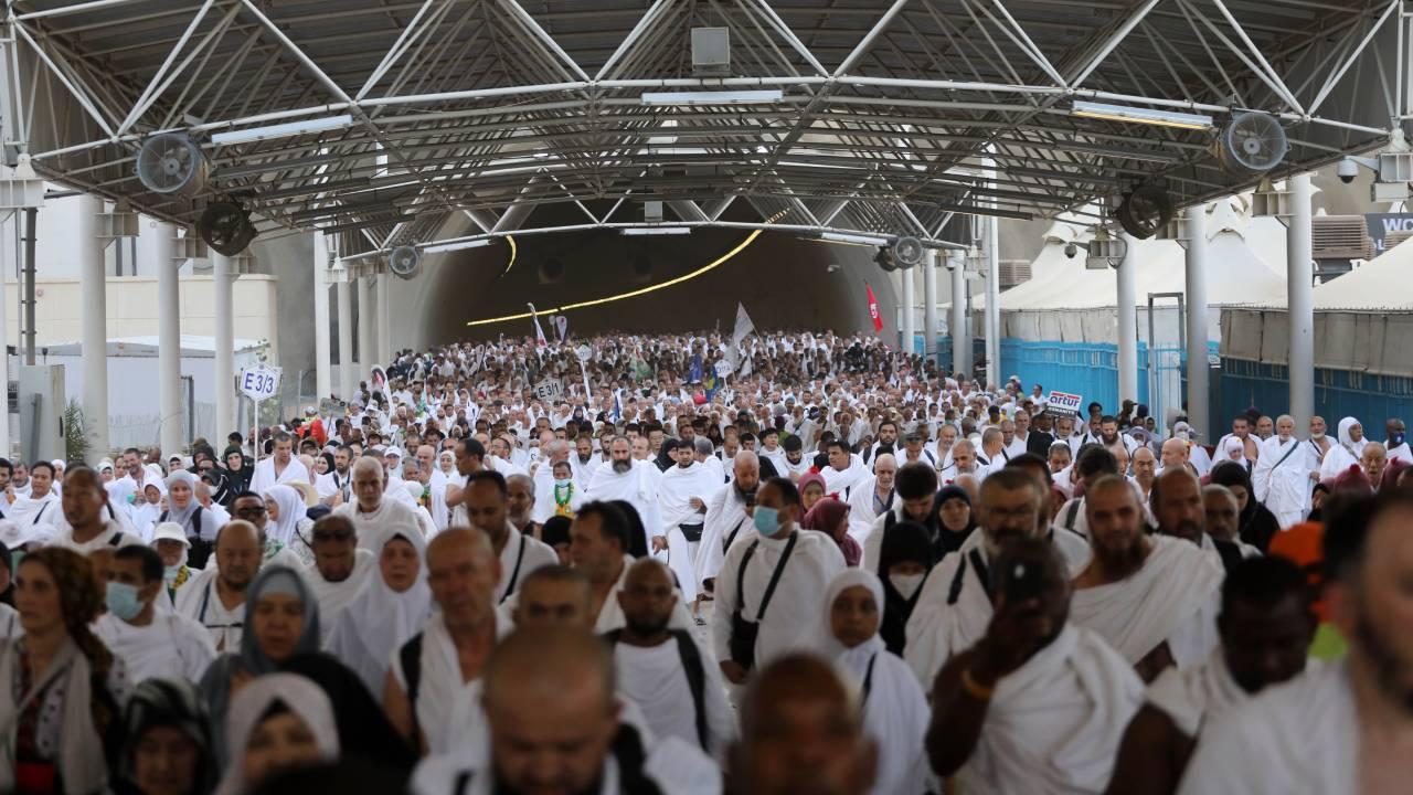 Hacılar Kurban Bayramı'nın ilk günü Cemarat'ta şeytan taşladı