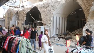 Hatay'da molozların arasında bayram alışverişi