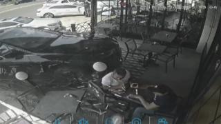 Çekmeköy'de cip pastaneye daldı