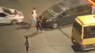 Otomobili tartıştığı kişilerin üzerine sürdü