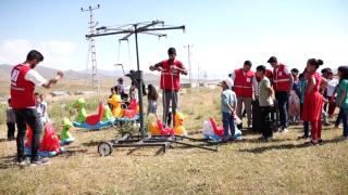 Kızılay gönüllülerinden bayramda çocuklara atlı karınca sürprizi