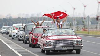 Şampiyon milli tekvandocu Nafia Kuş, Adana'da klasik arabayla tur attı