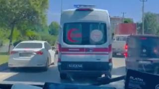 Ambulansa fermuar yöntemiyle yol verdiler