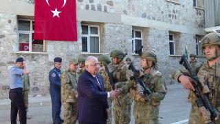 Bakan Güler askerlerle bayramlaştı