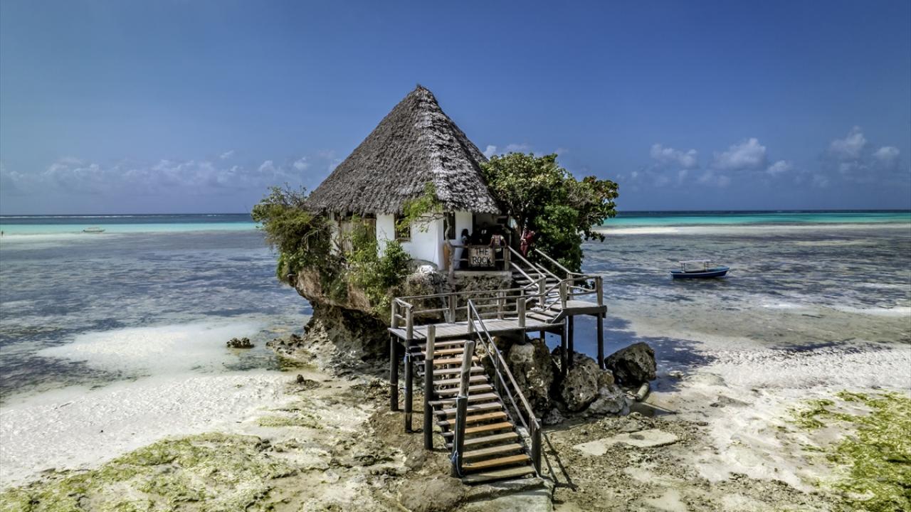 En popüler ziyaret mekanı kaya üzerine inşa edilmiş "the rock" restoran