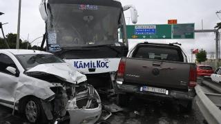 Arnavutköy'de yolcu otobüsünün araçlara çarptığı kaza kamerada