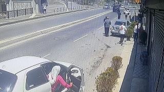 Otomobile ve yayaya çarpıp kaçtı: O anlar kamerada