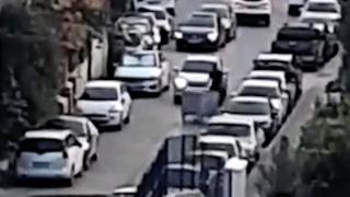 Yokuş aşağı inen çöp konteynerini sürücü durdurdu