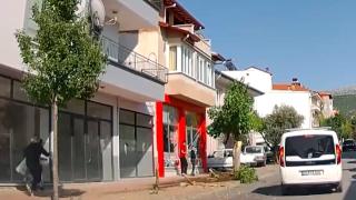 Direksiyon hakimiyetini kaybeden sürücü kaldırımdaki ağaçları yıktı