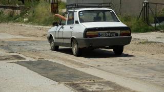 Yollara serilen halılar görenleri şaşkına çeviriyor