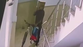 Başına kutu geçirerek bisiklet çaldı