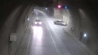 Tünelde sollama yaparken duvara çarptı: O anlar kamerada