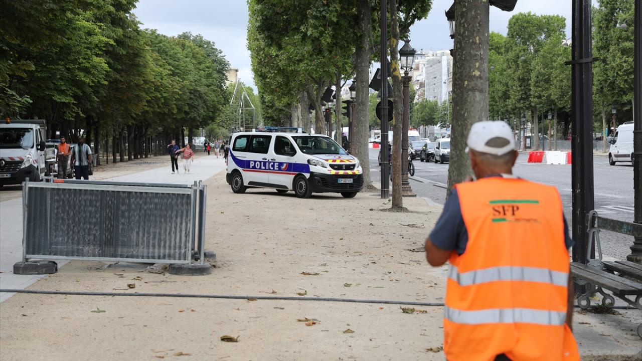 TURİSTTEN ÇOK KALDIRIMLARA YERLEŞTİRİLEN DEMİR BARİYERLER GÖZE ÇARPIYOR