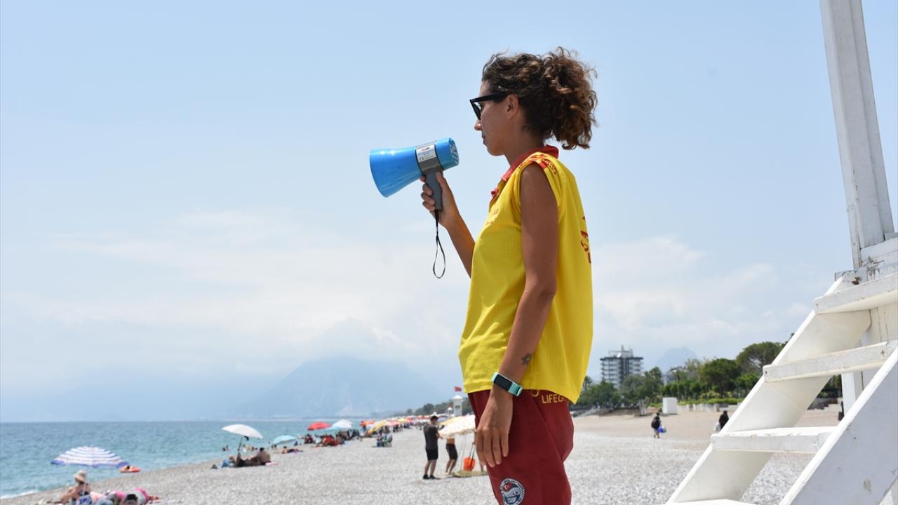 Antalya`nın Konyaaltı sahilinde cankurtaranlar pür dikkat