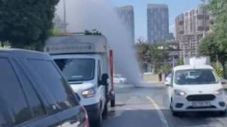 Eyüpsultan'da su borusu patladı, cadde göle döndü