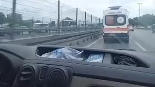 Takip mesafesini koruyamadı, ambulansa çarptı