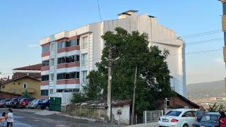 Karabük'te şiddetli rüzgar nedeniyle 5 katlı binanın çatısı uçtu