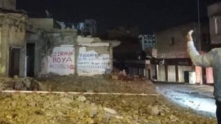 Gaziantep'te ağır hasarlı binanın çökme anı kamerada