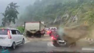 Yamaçtan düşen kayalar araçları ezdi: 2 ölü