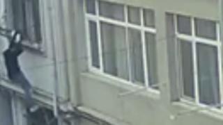 Ev sahibiyle karşılaşan hırsız camdan kaçtı