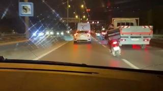 Makas atan sürücü motosikletliyi sürükledi